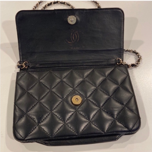 Vintage black quilted leather cc bag with red lining and chain strap - Picture 13 of 13